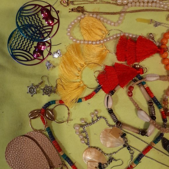 Huge LOT of used Costume Jewelry - Picture 4 of 5
